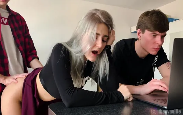 diễn viên jav mới Bạn thân cứ tập trung làm việc, em người yêu bạn để tui lo